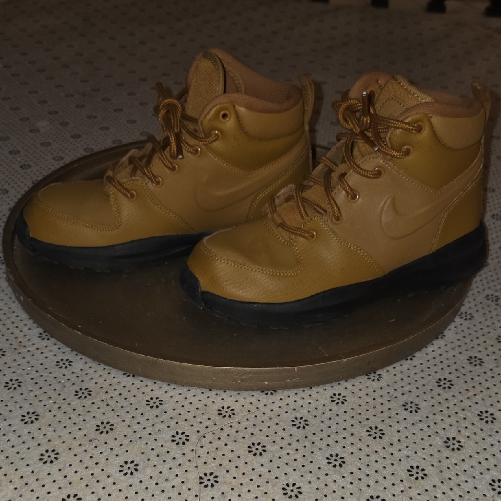 Nike Kids Tan and Black Boots - Picture 2 of 8